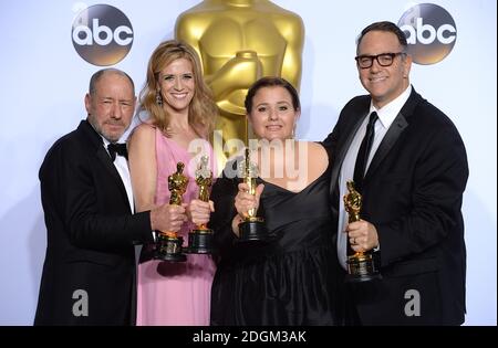 (Da sinistra a destra) Steve Golin, Blye Pagon Faust, Nicole Rocklin e Michael Sugar con l'Academy Award come miglior immagine per Spotlight nella sala stampa dell'ottantottesimo Academy Awards tenutosi al Dolby Theatre di Hollywood, Los Angeles, CA, USA, 28 febbraio 2016. Foto Stock