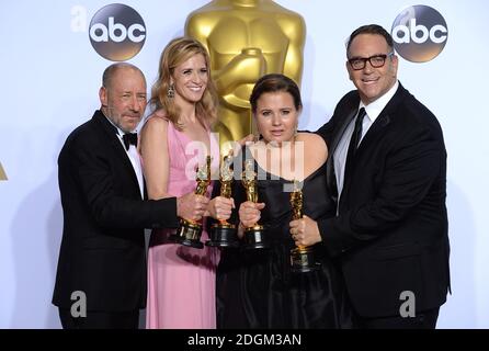 (Da sinistra a destra) Steve Golin, Blye Pagon Faust, Nicole Rocklin e Michael Sugar con l'Academy Award come miglior immagine per Spotlight nella sala stampa dell'ottantottesimo Academy Awards tenutosi al Dolby Theatre di Hollywood, Los Angeles, CA, USA, 28 febbraio 2016. Foto Stock