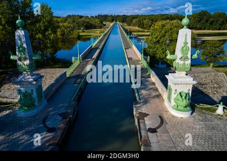 Francia, Loiret (45), Briare, Briare ponte canale costruito da Gustave Eiffel che porta il canale laterale alla Loira sopra la Loira Foto Stock