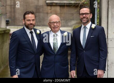 Rupert Murdoch accompagnato dai suoi figli James (a destra) e Lachlan (a sinistra) che presenziano alla benedizione nuziale di Rupert Murdoch e Jerry Hall alla St Brides Church, Fleet St, Londra Foto Stock