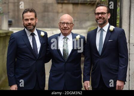 Rupert Murdoch accompagnato dai suoi figli James (a destra) e Lachlan (a sinistra) che presenziano alla benedizione nuziale di Rupert Murdoch e Jerry Hall alla St Brides Church, Fleet St, Londra Foto Stock