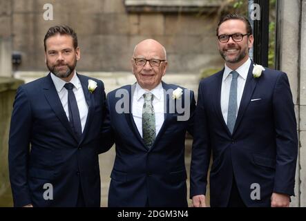 Rupert Murdoch accompagnato dai suoi figli James (a destra) e Lachlan (a sinistra) che presenziano alla benedizione nuziale di Rupert Murdoch e Jerry Hall alla St Brides Church, Fleet St, Londra Foto Stock