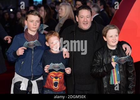 Johnny Vegas (3° a sinistra) e i suoi figli frequentano la prima europea di Batman contro Superman: Dawn of Justice a Leicester Square, Londra. Foto Stock