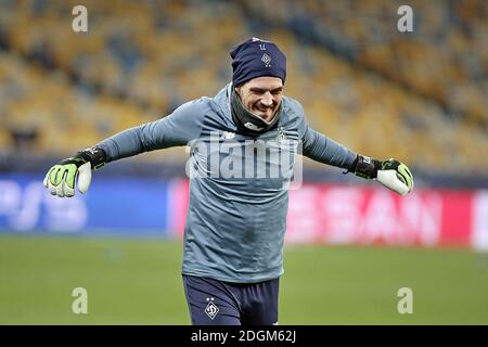 Non esclusivo: KYIV, UCRAINA - 8 DICEMBRE 2020 - il portiere Denys Boyko del FC Dynamo Kyiv fa esercizi prima della UEFA Champions League Matchday 6 Foto Stock