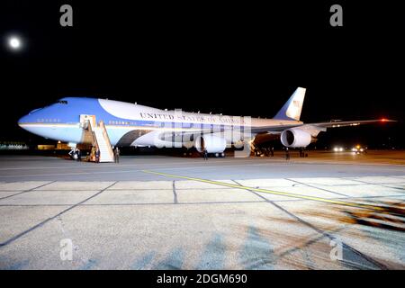 Il presidente degli Stati Uniti Barack Obama arriva nel Regno Unito su Air Force One all'aeroporto Stansted di Londra, Essex. Foto Stock