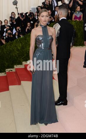 Zayn Malik e Gigi Hadid frequentano il Metropolitan Museum of Art Met Gala 2016, a New York City, USA. Il credito fotografico dovrebbe essere: Doug Peters/EMPICS Entertainment Foto Stock