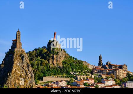 Francia, Haute-Loire (43), le Puy-en-Velay, tappa sulla strada per Saint Jacques de Compostela, vista della città, Saint-Michel d'Aiguilhe, cathédrale du P Foto Stock