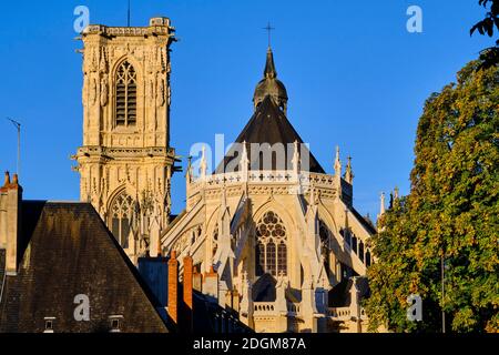 Francia, Nièvre (58), Nevers, Cattedrale di Saint-Cyr-et-Sainte-Julitte sulla strada per Saint-Jacques de Compostelle, Valle della Loira Foto Stock