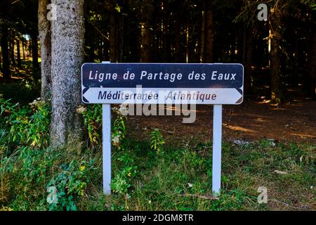 Francia, Ardeche (07), parco naturale regionale di Monts d'Ardèche, Mediterraneo-Atlantico linea spartiacque pannello Foto Stock