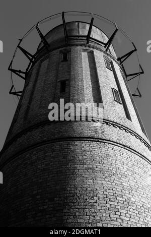 Una vecchia torre d'acqua in mattoni, costruita agli inizi del XX secolo. Bianco e nero. Cambridge, Nuova Zelanda Foto Stock