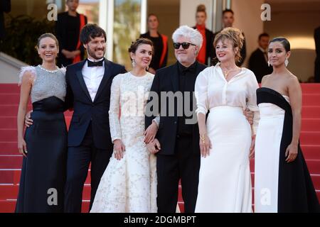 INMA Cuesta, Emma Suarez, Pedro Almodovar, Adriana Ugarte, Daniel Garo e Michelle Jenner alla prima Julieta, che si tiene al Palais De Festival. Parte del 69° Festival del Cinema di Cannes in Francia. (Credito obbligatorio: Doug Peters/EMPICS Entertainment) Foto Stock