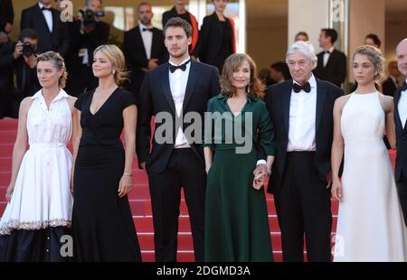 Anne Consigny, Virginie Efira, Jonas Bloquet, Isabelle Huppert, il regista Paul Verhoeven e Alice Isaaz partecipano alla prima Elle al Palais De Fetival di Cannes. Parte del 69° Festival del Cinema di Cannes in Francia. (Credito obbligatorio: Doug Peters/EMPICS Entertainment) Foto Stock