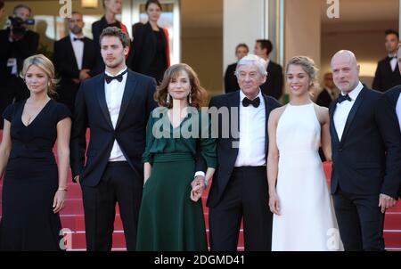 Virginie Efira, Jonas Bloquet, Isabelle Huppert, il regista Paul Verhoeven e Alice Isaaz partecipano alla prima Elle al Palais De Fetival di Cannes. Parte del 69° Festival del Cinema di Cannes in Francia. (Credito obbligatorio: Doug Peters/EMPICS Entertainment) Foto Stock