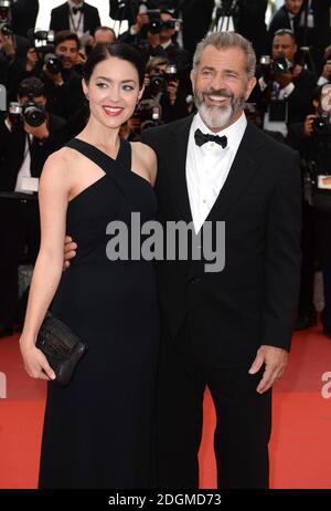 Mel Gibson e la fidanzata Rosalind Ross partecipano alla cerimonia di chiusura del Festival de Cannes e al Palme D'Or Awards, che si tiene al Palais de Festival. Parte del 69° Festival del Cinema di Cannes in Francia. Foto Stock