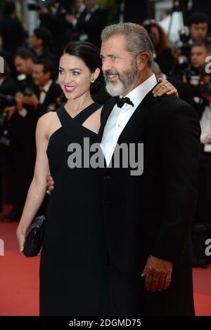 Mel Gibson e la fidanzata Rosalind Ross partecipano alla cerimonia di chiusura del Festival de Cannes e al Palme D'Or Awards, che si tiene al Palais de Festival. Parte del 69° Festival del Cinema di Cannes in Francia. Foto Stock