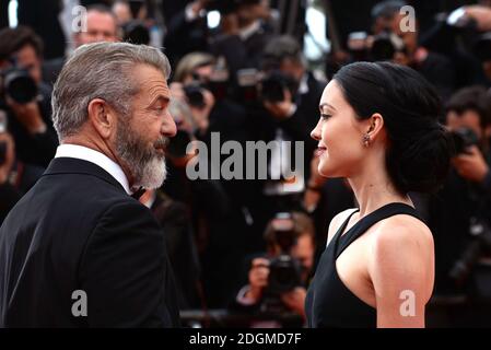 Mel Gibson e la fidanzata Rosalind Ross partecipano alla cerimonia di chiusura del Festival de Cannes e al Palme D'Or Awards, che si tiene al Palais de Festival. Parte del 69° Festival del Cinema di Cannes in Francia. Foto Stock