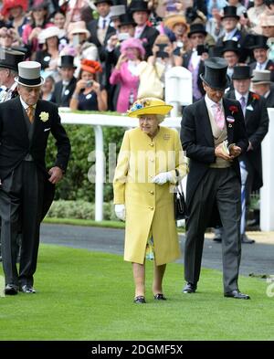 La regina Elisabetta II arriva in carrozza trainata da cavalli durante il giorno uno del Royal Ascot Meeting 2016 all'ippodromo di Ascot, Berkshire. Foto Stock
