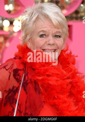 Judith Chalmers partecipa alla favolosa edizione del Movie World tenutasi al cinema Odeon di Leicester Square, Londra Foto Stock