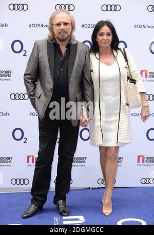 Barry Gibb e Linda Grey partecipano al O2 Silver Clef Awards, in collaborazione con Nordoff Robbins, al Grosvenor House Hotel di Londra. Il credito fotografico dovrebbe essere Doug Peters/EMPICS Entertainment Foto Stock