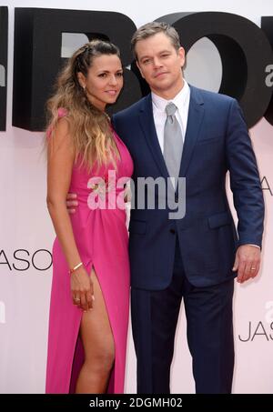 Matt Damon e la moglie Luciana Barroso partecipano alla prima europea di Jason Bourne, Odeon Cinema, Leicester Square, Londra. Il credito fotografico dovrebbe essere Doug Peters/EMPICS Entertainment Foto Stock