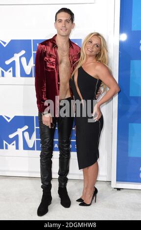 G-Eazy e Britney Spears in arrivo al MTV Video Music Awards 2016, Madison Square Garden, New York City. Il credito fotografico dovrebbe essere: Doug Peters/EMPICS Entertainment Foto Stock