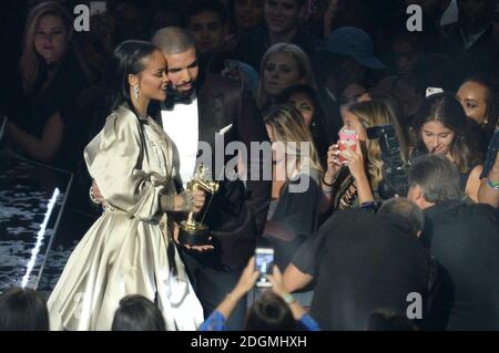 Drake presenta Rihanna con il Michael Jackson Vanguard Award al MTV Video Music Awards 2016, Madison Square Garden, New York City. Il credito fotografico dovrebbe essere: Doug Peters/EMPICS Entertainment Foto Stock