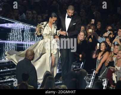 Drake presenta Rihanna con il Michael Jackson Vanguard Award al MTV Video Music Awards 2016, Madison Square Garden, New York City. Il credito fotografico dovrebbe essere: Doug Peters/EMPICS Entertainment Foto Stock