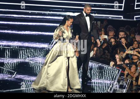 Drake presenta Rihanna con il Michael Jackson Vanguard Award al MTV Video Music Awards 2016, Madison Square Garden, New York City. Il credito fotografico dovrebbe essere: Doug Peters/EMPICS Entertainment Foto Stock