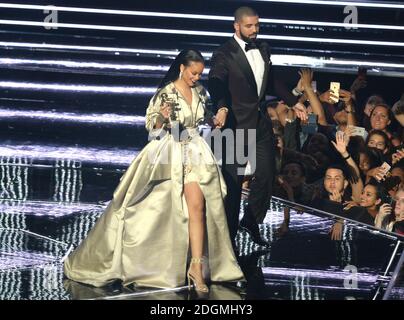 Drake presenta Rihanna con il Michael Jackson Vanguard Award al MTV Video Music Awards 2016, Madison Square Garden, New York City. Il credito fotografico dovrebbe essere: Doug Peters/EMPICS Entertainment Foto Stock