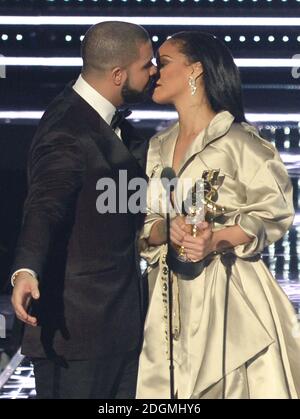 Drake presenta Rihanna con il Michael Jackson Vanguard Award al MTV Video Music Awards 2016, Madison Square Garden, New York City. Il credito fotografico dovrebbe essere: Doug Peters/EMPICS Entertainment Foto Stock