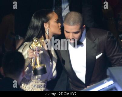 Drake presenta Rihanna con il Michael Jackson Vanguard Award al MTV Video Music Awards 2016, Madison Square Garden, New York City. Il credito fotografico dovrebbe essere: Doug Peters/EMPICS Entertainment Foto Stock