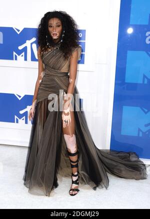 Winnie Harlow arrivando a MTV Video Music Awards 2016, Madison Square Garden di New York City. Foto Stock