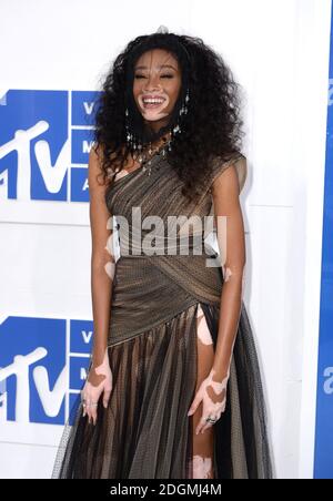 Winnie Harlow arrivando a MTV Video Music Awards 2016, Madison Square Garden di New York City. Foto Stock