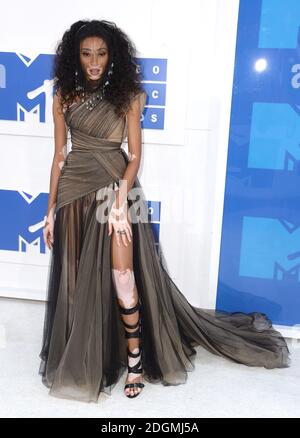 Winnie Harlow arrivando a MTV Video Music Awards 2016, Madison Square Garden di New York City. Foto Stock