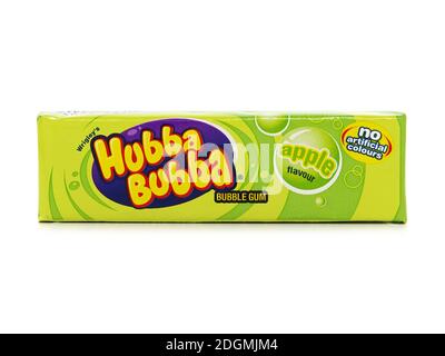 GALATI, ROMANIA - 12 MAGGIO 2016. Hubba Bubba Bubble Gum, sapore di mela, prodotto da Wrigley, isolato su bianco Foto Stock