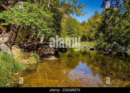 Una vista di un tranquillo Oak Creek Canyon vicino a Sedona, Arizona Foto Stock