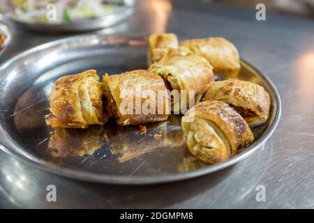 Pollo tikka roll come servito nel quartiere Mohammed Ali Road di Mumbai, India Foto Stock