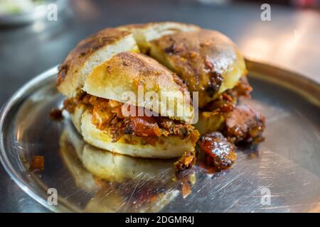 Sandwich di pollo, noto anche come cappapo naan, come servito nel quartiere Mohammed Ali Road di Mumbai, India Foto Stock