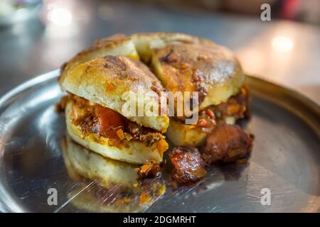 Sandwich di pollo, noto anche come cappapo naan, come servito nel quartiere Mohammed Ali Road di Mumbai, India Foto Stock