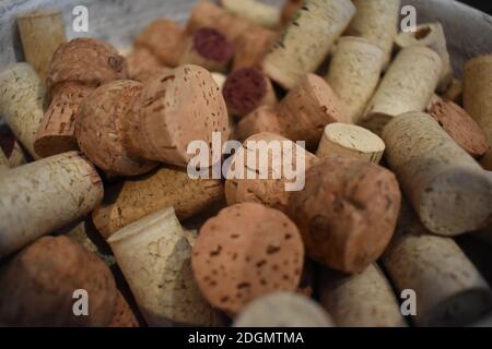 Un primo piano di vino e tappi di champagne, ottimo per uno sfondo testurizzato Foto Stock