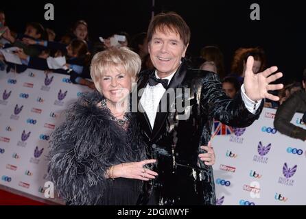 Gloria Hunniford e Sir Cliff Richard partecipano al Pride of Britain Awards 2016, presso Grosvenor House, Park Lane, Londra. Il credito fotografico dovrebbe essere: Doug Peters/EMPICS Entertainment Foto Stock