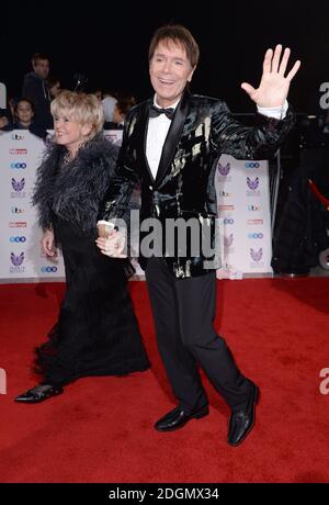 Gloria Hunniford e Sir Cliff Richard partecipano al Pride of Britain Awards 2016, presso Grosvenor House, Park Lane, Londra. Il credito fotografico dovrebbe essere: Doug Peters/EMPICS Entertainment Foto Stock