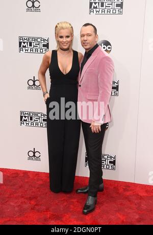 Jenny McCarthy e Donnie Wahlberg arrivano per i 2016 American Music Awards al Microsoft Theatre di Los Angeles, USA Foto Stock