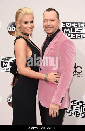 Jenny McCarthy e Donnie Wahlberg arrivano per i 2016 American Music Awards al Microsoft Theatre di Los Angeles, USA Foto Stock