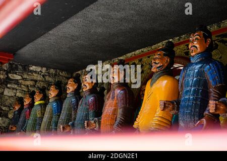 MADE, PORTUGAL - 06 luglio 2017: Statue di Buddha orientale in largo e da vicino nel Giardino del Monte Palace, Madeira, Portogallo Foto Stock