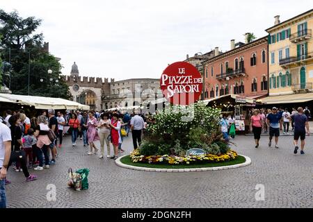 ITALIA - 02 dicembre 2016: Mercato le piazze de sapori in italia, foto della piazza principale Foto Stock
