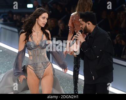 Bella Hadid e Abel Tesfaye alias Weeknd sulla passerella durante il Victoria's Secret Fashion Show 2016 tenuto al Grand Palais, Parigi, Francia Foto Stock