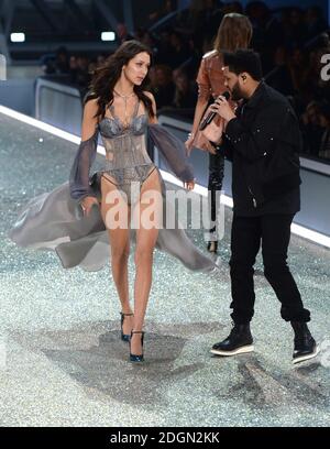 Bella Hadid e Abel Tesfaye alias Weeknd sulla passerella durante il Victoria's Secret Fashion Show 2016 tenuto al Grand Palais, Parigi, Francia Foto Stock