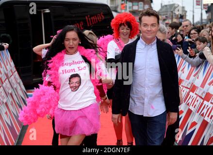 Stephen Mulhern con una festa di gallina che partecipa alla Got Talent Photocall della Gran Bretagna al Teatro dell'Opera, Church Street, Blackpool Foto Stock