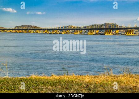 Paesaggio urbano di Daule sul lungofiume, Guayas, Ecuador Foto Stock